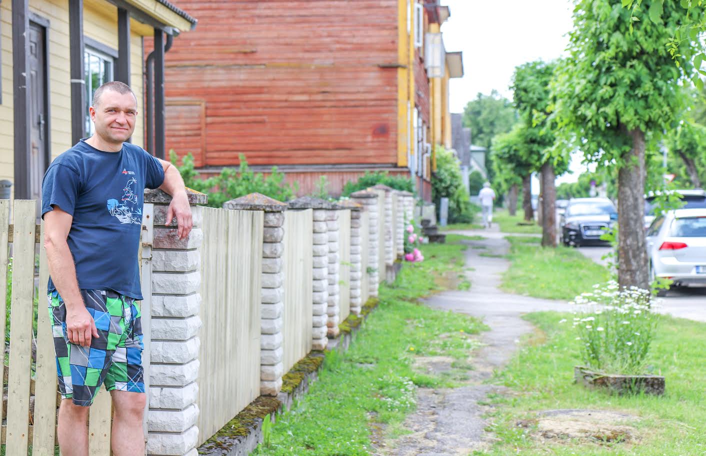 Jaanus Laasi on Karja tänava elanik olnud aastaid ning leiab, et ühel ilusal tänaval võiksid olla ka ilusad kõnniteed. FOTO: Aigar Nagel