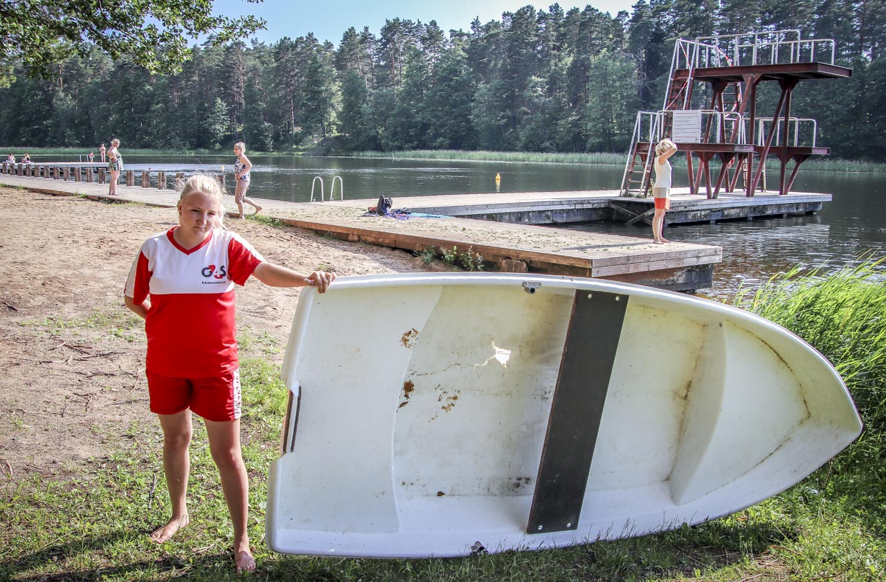 Kubija rannas oleva paadi lõhkumisega on kõvasti vaeva nähtud. Vetelpäästja demonstreerib toimetusele Kubija rannas tehtud kahjusid. Lisaks sellele on ohutuse mõttes paadisillalt eemaldatud vette viiv trepp ja veest on välja tõmmatud ka pingid, mis vandaalitsejate poolt vette visatud olid. FOTOD: Aigar Nagel Kubija rannas oleva paadi lõhkumisega on kõvasti vaeva nähtud. Vetelpäästja demonstreerib toimetusele Kubija rannas tehtud kahjusid. Lisaks sellele on ohutuse mõttes paadisillalt eemaldatud vette viiv trepp ja veest on välja tõmmatud ka pingid, mis vandaalitsejate poolt vette visatud olid. FOTOD: Aigar Nagel