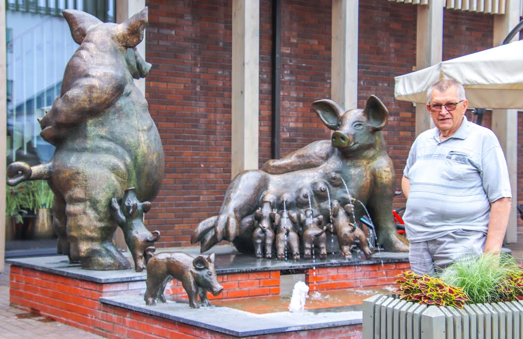 Tauno Kangro kätetööna valminud humoorikas põrsapere meelitab ohtralt huvilisi koos notsudega fotole poseerima ja neile pai tegema. Fotod: AIGAR NAGEL