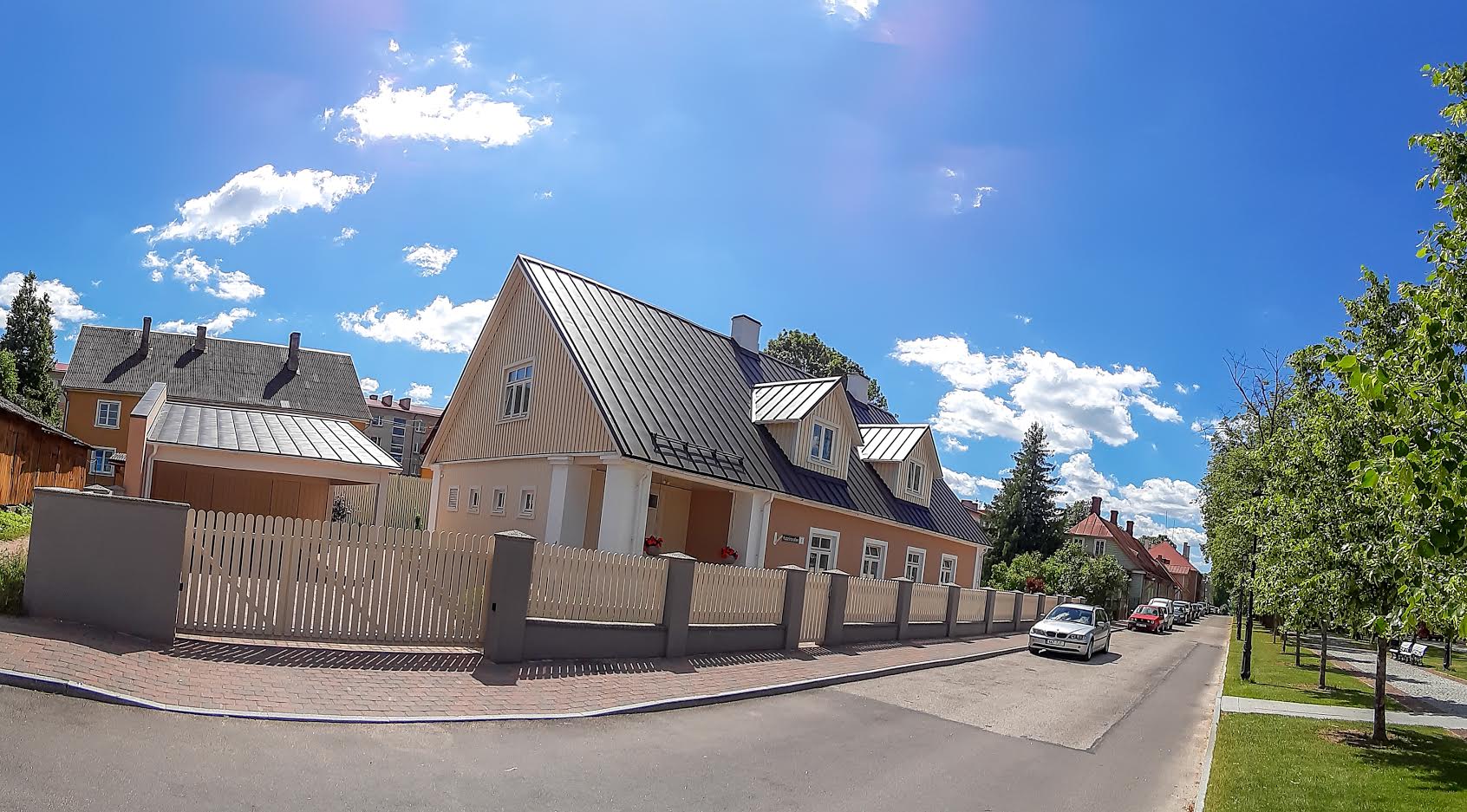 Katariina 1 maja oli enne renoveerimist väga nukras seisus ning ranged muinsuskaitsenõuded kergitasid tööde hinda märkimisväärselt. Odavam oleks olnud leida elupind mujalt, aga valik oli teine – linnasüdame hea väljanägemise nimel. FOTOD: Aigar Nagel