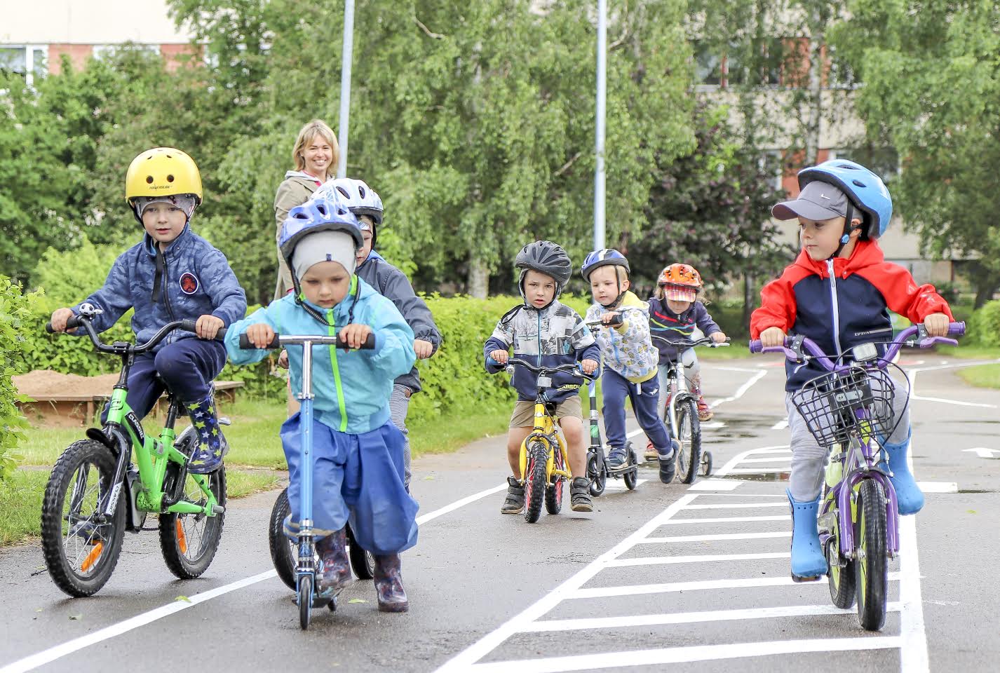 Neljapäeval käis lasteaia liiklusväljakul esimene tutvumine. Lepatriinu ja Jänku-Jussi rühma lapsed alles lihvisid oma liiklejaoskusi. Fotod: AIGAR NAGEL