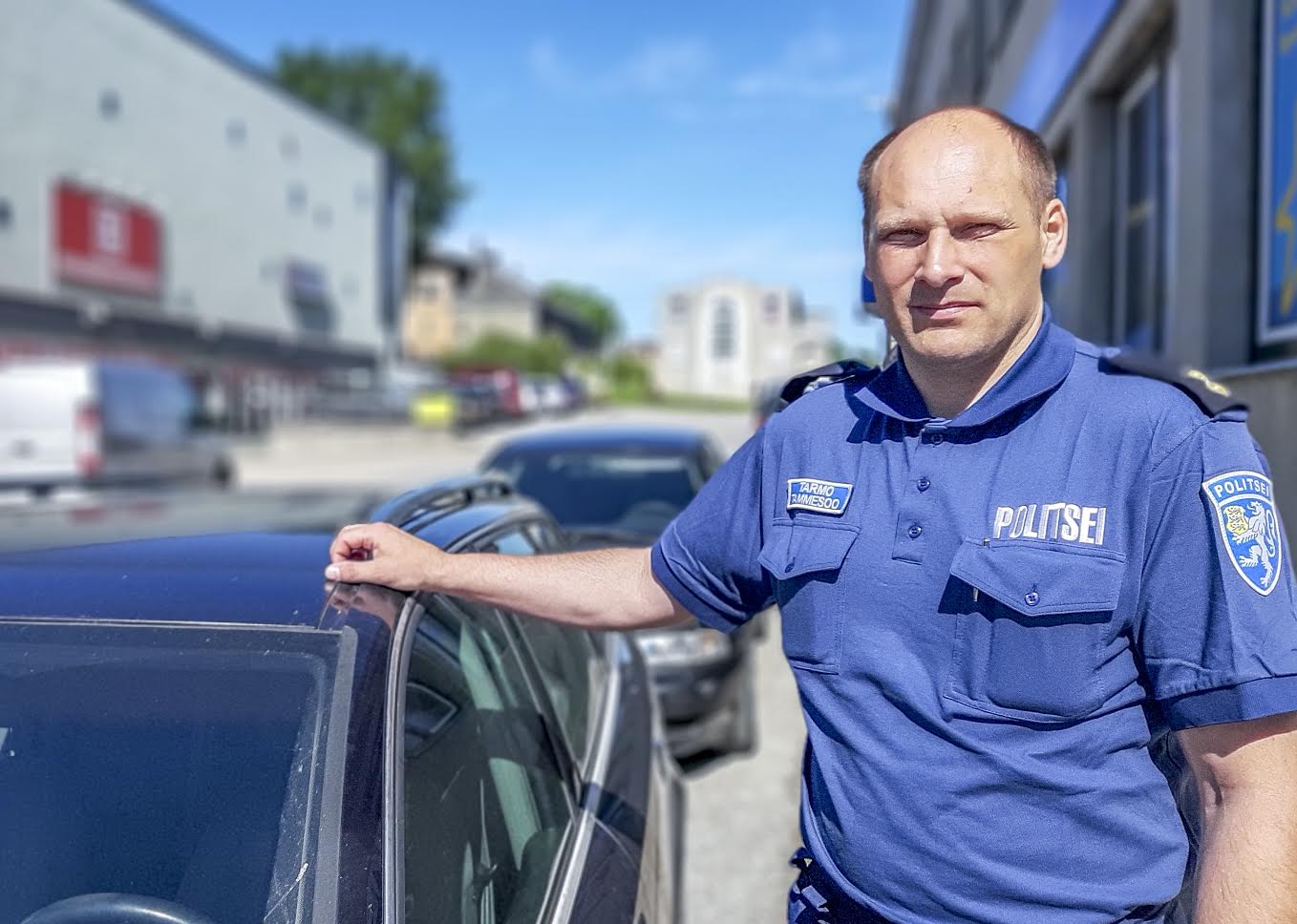 Lõuna prefektuuri vanemväärteomenetleja Tarmo Tammesoo paneb juhtidele südamele, et sõidukirooli tuleb istuda hea enesetunde ja puhanud peaga. Käed on vaja hoida roolil ja pilk liiklusele keskendunud. Foto: AIGAR NAGEL Lõuna prefektuuri vanemväärteomenetleja Tarmo Tammesoo paneb juhtidele südamele, et sõidukirooli tuleb istuda hea enesetunde ja puhanud peaga. Käed on vaja hoida roolil ja pilk liiklusele keskendunud. Foto: AIGAR NAGEL