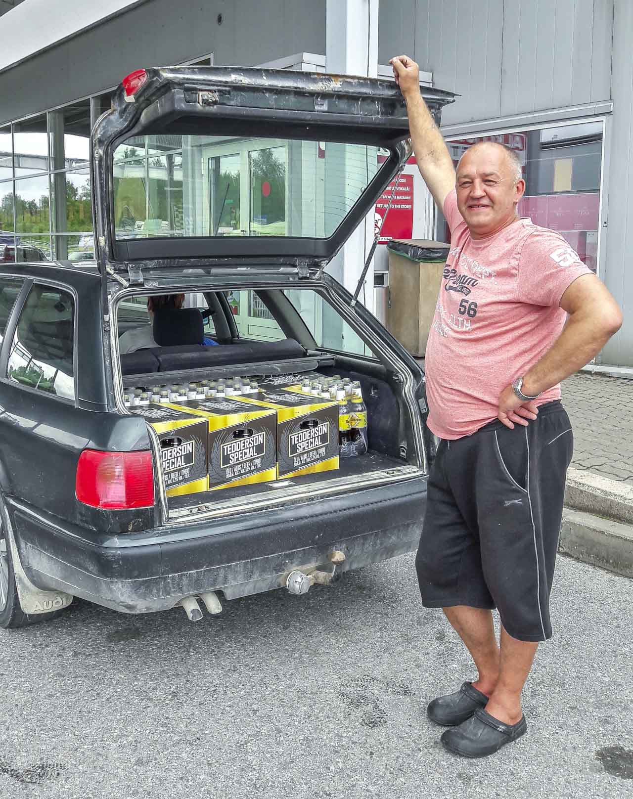 Järvamaa mees Üllar näitab lahkelt oma seekordseid oste ning kiirustab edasi diislit tankima. Lätti ikka. FOTOD: Sten Sang