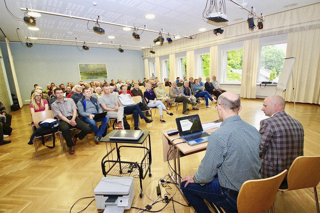 Kandle teise korruse väike saal kippus Võrumaa metsaühistu üldkoosolekul osalejatele kitsaks jääma. Esiplaanil seljaga ühistu tegevjuht Erki Sok ja juhatuse esimees Tarmo Piirmann. Foto: KALEV ANNOM