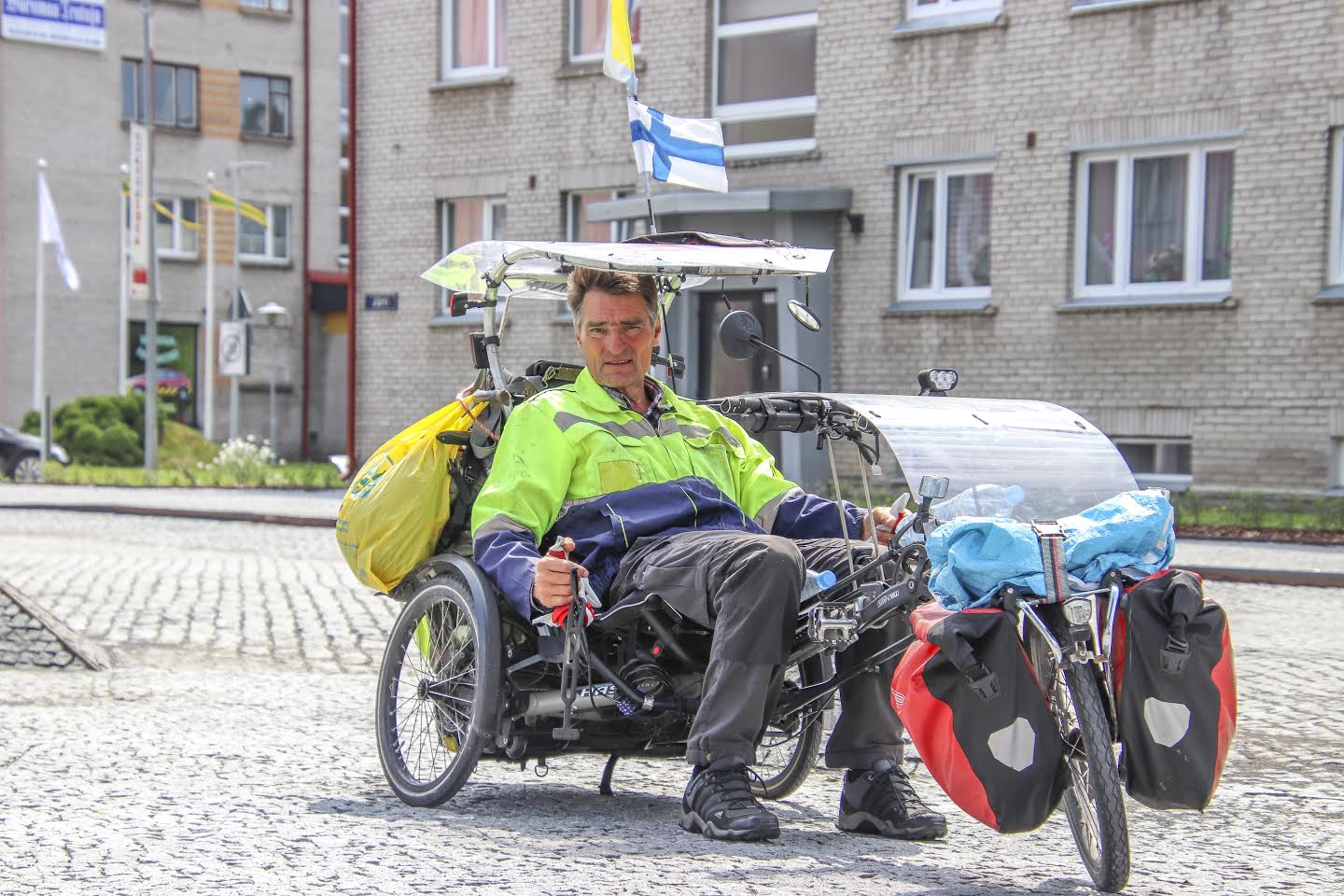 Soomlane Åke Hāll on oma rattale lisanud hulganisti lisavarustust. Näiteks päikesevarju, tuuletakistuse ja muud lisad on ta valmisrattale ise juurde ehitanud. Hase tehases toodetud ratta hind algab umbes 500 eurost, kuid kallimad küündivad ligi 9000 euroni. Foto: AIGAR NAGEL Soomlane Åke Hāll on oma rattale lisanud hulganisti lisavarustust. Näiteks päikesevarju, tuuletakistuse ja muud lisad on ta valmisrattale ise juurde ehitanud. Hase tehases toodetud ratta hind algab umbes 500 eurost, kuid kallimad küündivad ligi 9000 euroni. Foto: AIGAR NAGEL