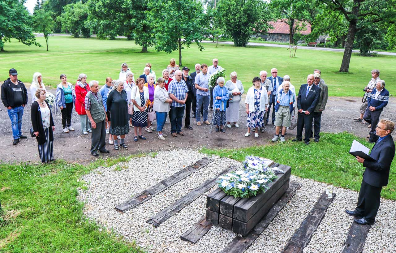 Eile hommikul mälestati Võru raudteejaamas küüditamise ohvreid. Avasõnad lausus Memento Võrumaa ühenduse esimees Silver Sild. FOTOD: Aigar Nagel