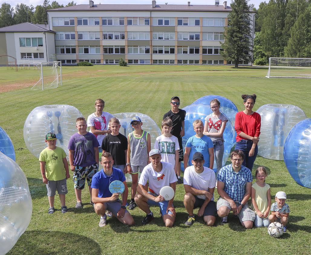 Enne ametlikku kettagolfiraja avamist toimus noortele mullipallivõistlus, kust said osa võtta kõik, kes soovisid. Mullipallimängu eesmärk on võimalikult palju väravaid lüüa ning pakkuda huvitavat meelelahust ja võistlemist. Pildil on Võru valla noored koos korraldaja ja Vastseliina noortekeskuse juhataja Merlis Pajustikuga, Tema seljataga on Türgi vabatahtlik noor Aleyna (seisab). Esiplaanil kettagolfiradade rajamise eestvedaja Karl Ojarand, Erki Alliksoo ja Tiim Salumägi. Foto: AIGAR NAGEL