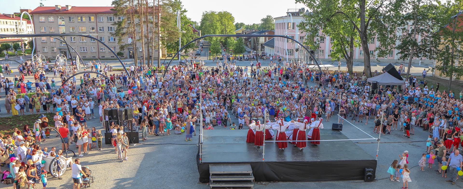 Uhke kontsert mitmesaja tantsija ja lauljaga ei jätnud kedagi külmaks. FOTO: Aigar Nagel Uhke kontsert mitmesaja tantsija ja lauljaga ei jätnud kedagi külmaks. FOTO: Aigar Nagel