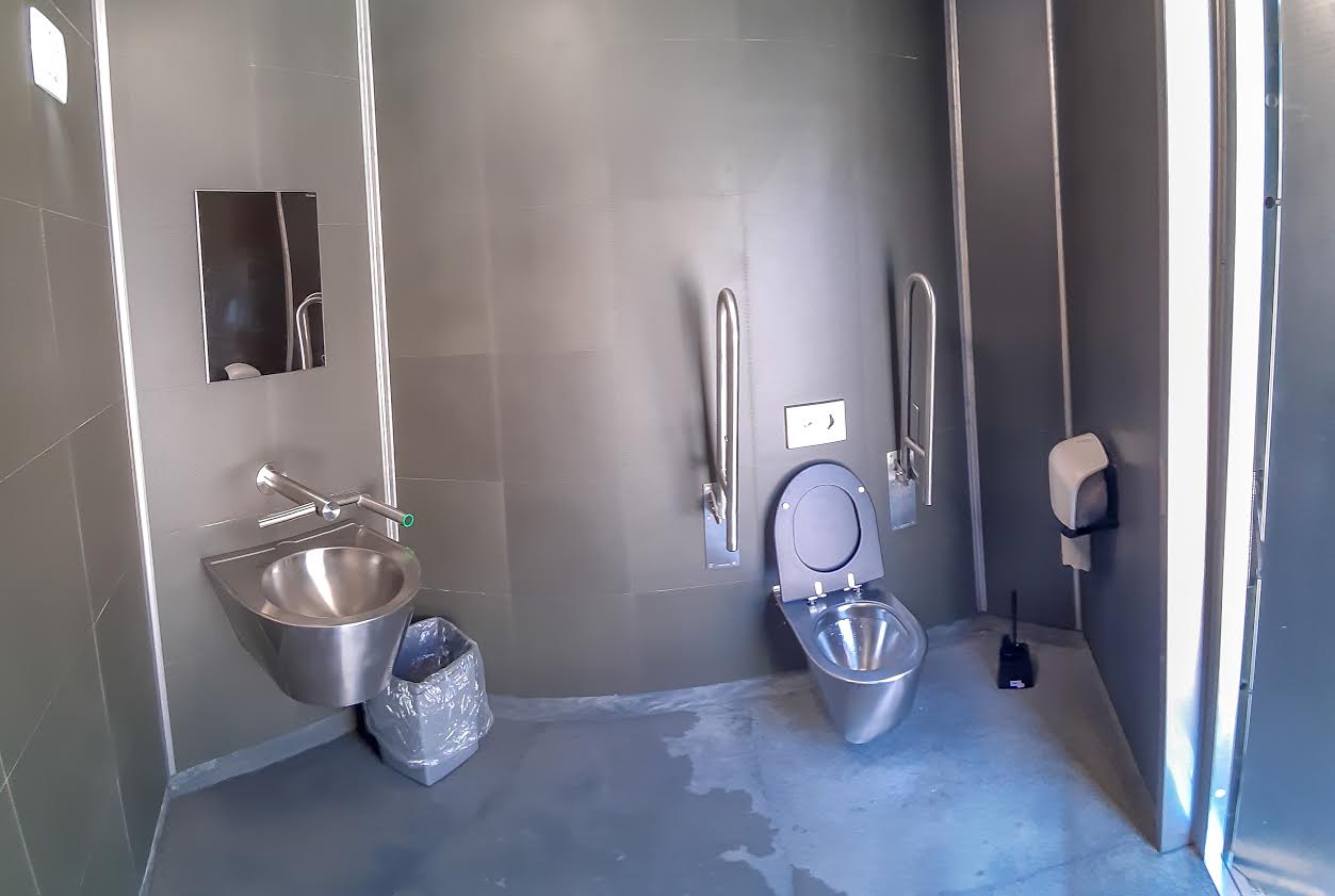 Kaua oodatud avalik WC, mis ootab kõiki Koidula-Seminari tänava nurgal. Püüame seda kasutada heaperemehelikult ning mitte ära lõhkuda ja rikkuda. Fotod: AIGAR NAGEL Kaua oodatud avalik WC, mis ootab kõiki Koidula-Seminari tänava nurgal. Püüame seda kasutada heaperemehelikult ning mitte ära lõhkuda ja rikkuda. Fotod: AIGAR NAGEL