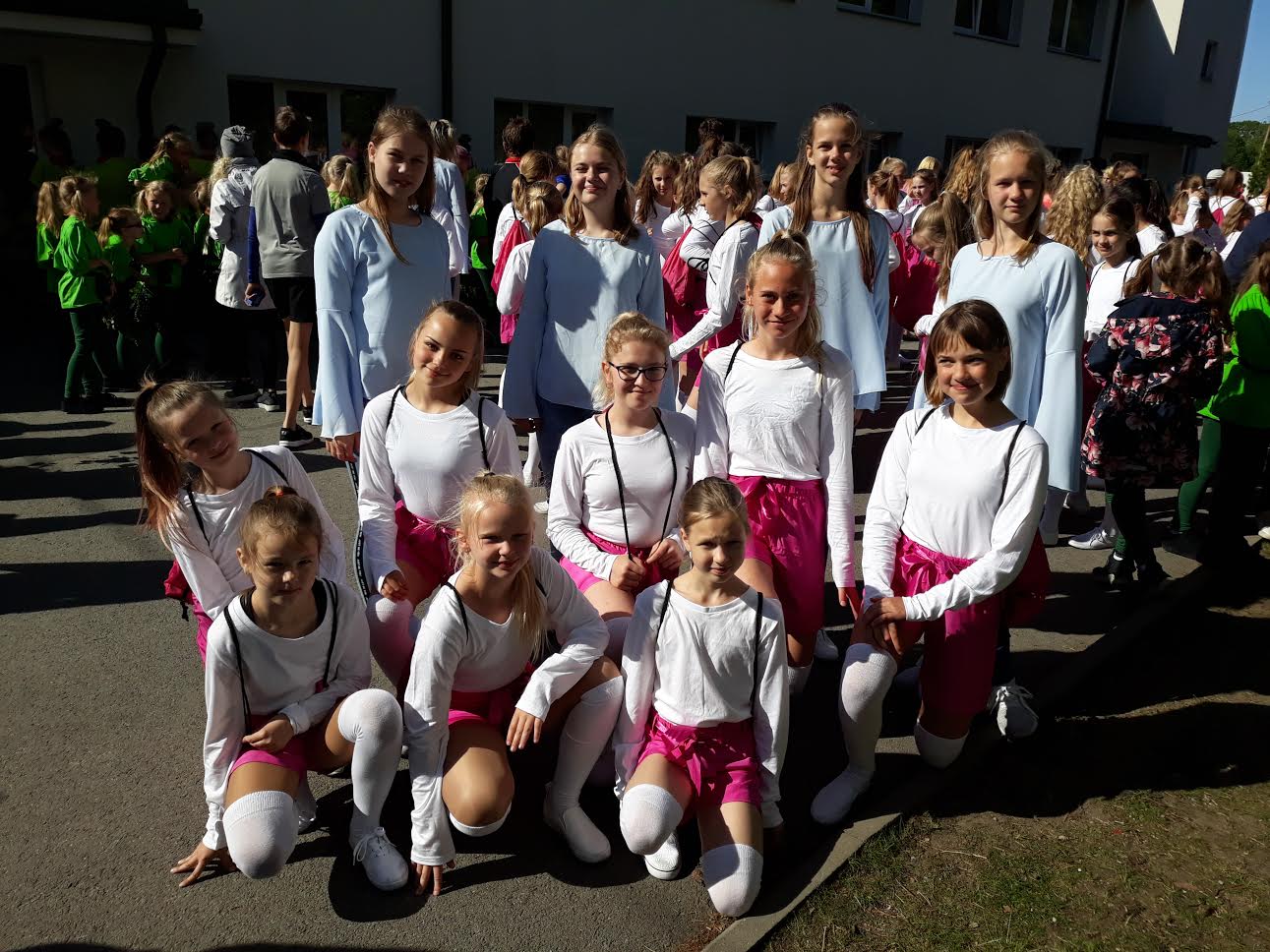 Võrumaa noored koos üleeilsel võimlemispeol. Kui proovipäevadel saatis võimlejaid tuuline ja sajune ilm, siis võimlemispeo õhtuks tuli ka päike välja. Fotod: HELERI LAKUR