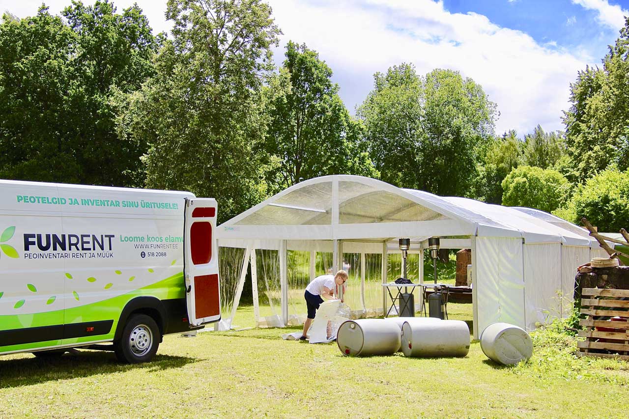Peotelkide paigaldaja FUNRENT lubas hea tuju kõrval garanteerida elamuse. Silma teritades võib telgis näha võimsaid sooja- ja sääsekahureid.  Fotod: VÕRUMAA TEATAJA