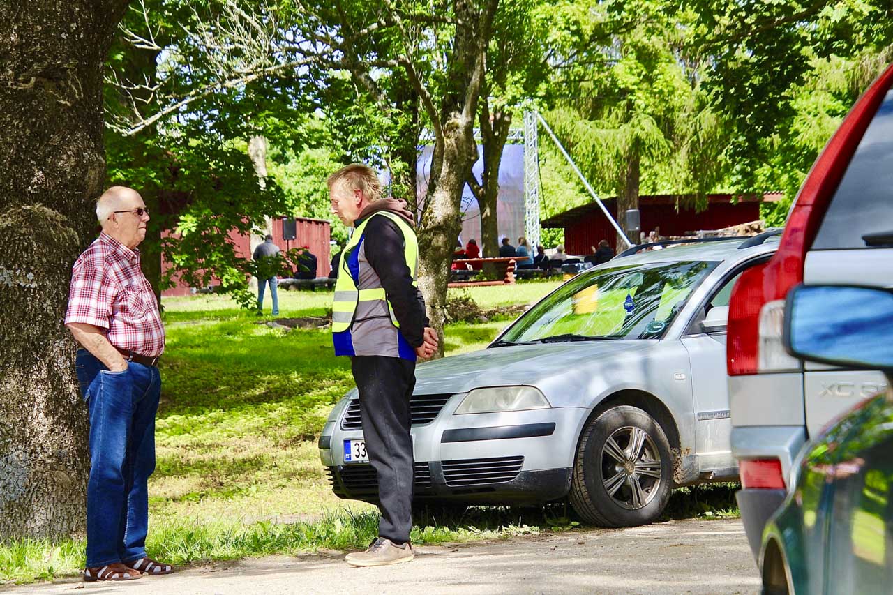 Loosis oli mõisaõuele sissesõidul kohalik korrapidaja, kes vabandas ja soovitas auto töökoja juurde parkida. Fotod: VÕRUMAA TEATAJA Loosis oli mõisaõuele sissesõidul kohalik korrapidaja, kes vabandas ja soovitas auto töökoja juurde parkida. Fotod: VÕRUMAA TEATAJA