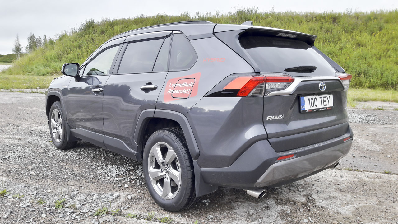 Viienda põlvkonna Toyota RAV4 pakub toredat sõiduelamust ja lubab kütusekulu ohjes hoida. Aastas 10 000 kilomeetri läbimise hinnaks pakub salong alla 800 euro. Foto: STEN SANG