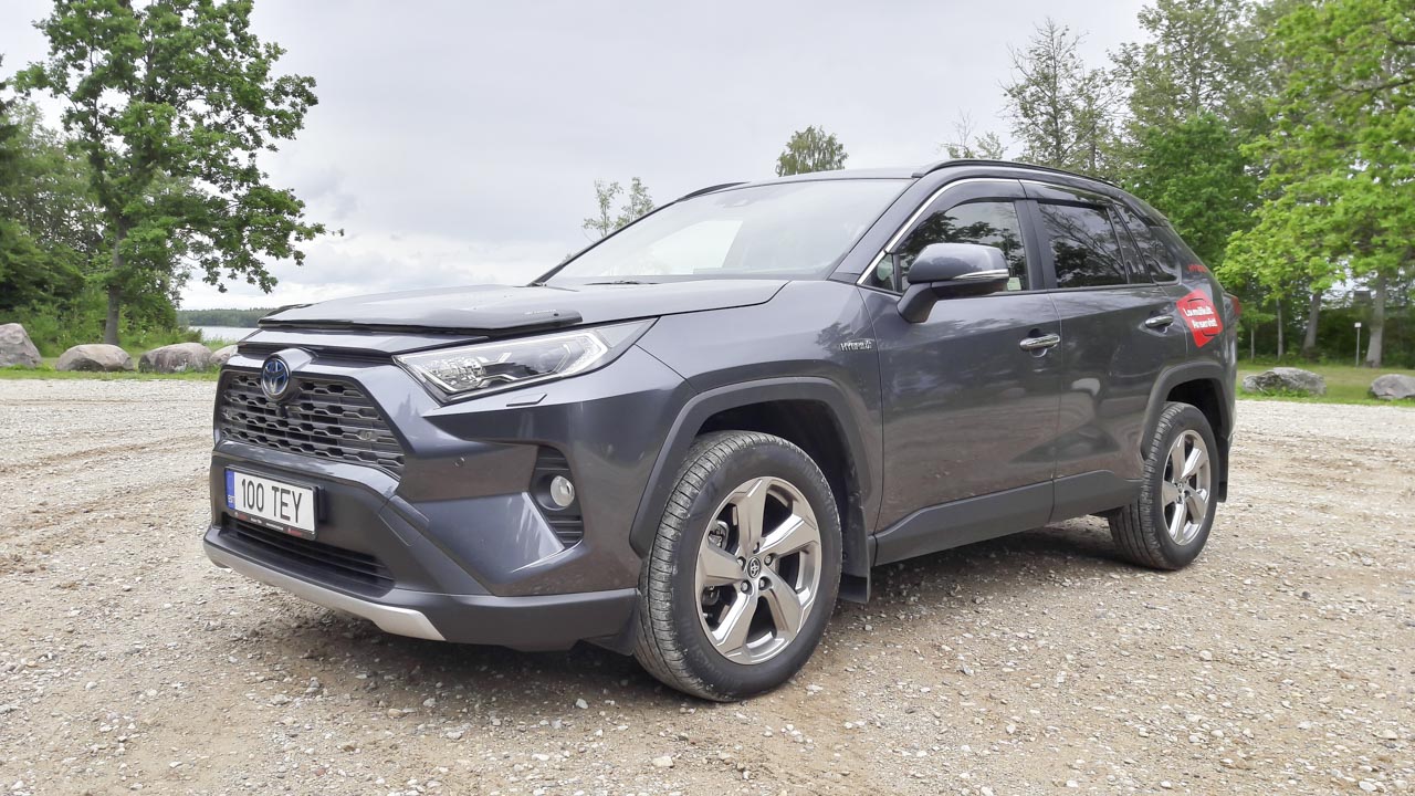 Viienda põlvkonna Toyota RAV4 pakub toredat sõiduelamust ja lubab kütusekulu ohjes hoida. Aastas 10 000 kilomeetri läbimise hinnaks pakub salong alla 800 euro. Foto: STEN SANG