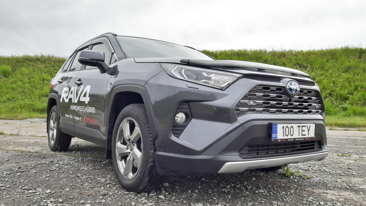 Viienda põlvkonna Toyota RAV4 pakub toredat sõiduelamust ja lubab kütusekulu ohjes hoida. Aastas 10 000 kilomeetri läbimise hinnaks pakub salong alla 800 euro. Foto: STEN SANG