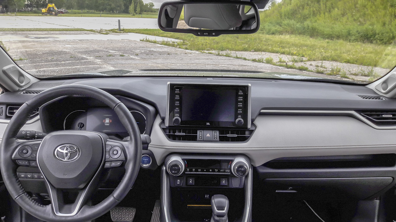 Viienda põlvkonna Toyota RAV4 pakub toredat sõiduelamust ja lubab kütusekulu ohjes hoida. Aastas 10 000 kilomeetri läbimise hinnaks pakub salong alla 800 euro. Foto: STEN SANG