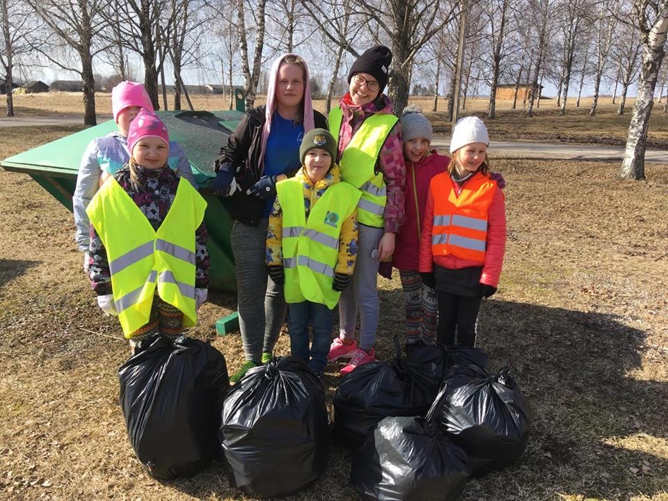 29. märtsil Kuldre külas toimunud koristustalgud, millest sai projekt alguse. Vasakult paremale on pildil küla noored Gerthy-Liisa, Kerttu-Annele, Annika, Ronald, Cerda, Kirke-Adora ja Miia. Foto: MARI-LIIS PÄRNA