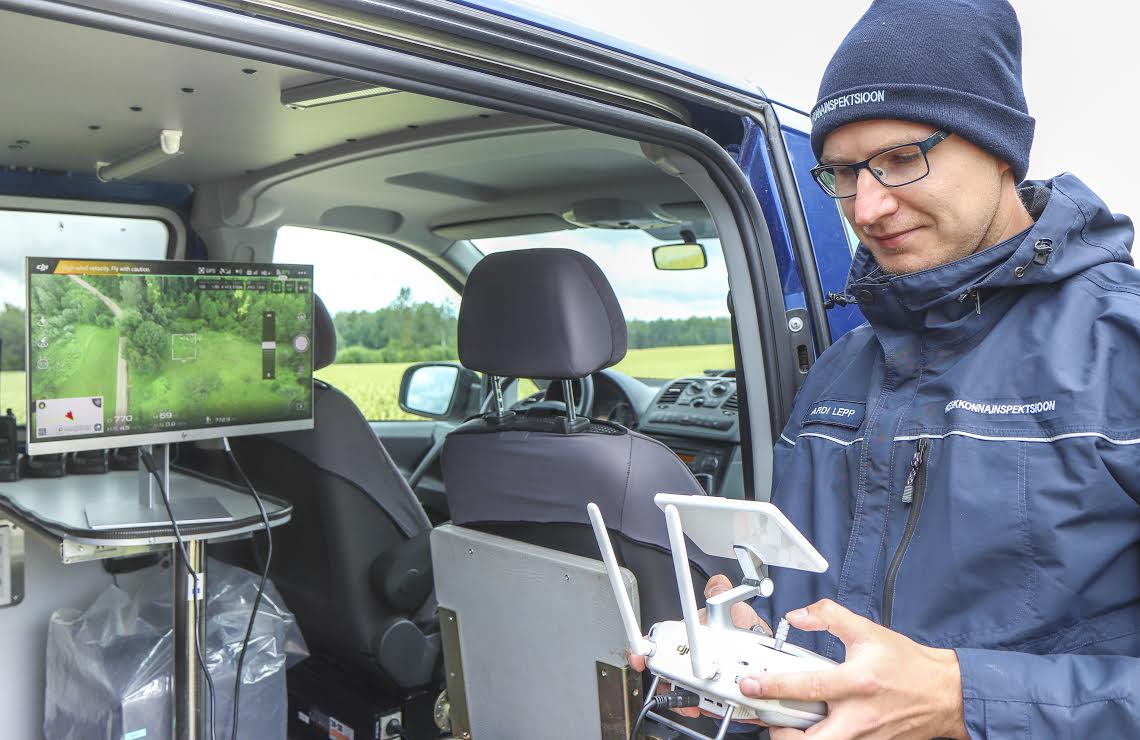 Eile lõuna ajal kestsid aktiivsed Raini otsingud. Muu hulgas kasutati tema leidmiseks ka drooni. Keskkonnainspektsiooni Võrumaa büroo juhi Ardi Lepa sõnul annab droon lagedatel aladel väga hea ülevaate. Lepp oli otsingutesse kaasatud teist päeva. Foto: AIGAR NAGEL Eile lõuna ajal kestsid aktiivsed Raini otsingud. Muu hulgas kasutati tema leidmiseks ka drooni. Keskkonnainspektsiooni Võrumaa büroo juhi Ardi Lepa sõnul annab droon lagedatel aladel väga hea ülevaate. Lepp oli otsingutesse kaasatud teist päeva. Foto: AIGAR NAGEL
