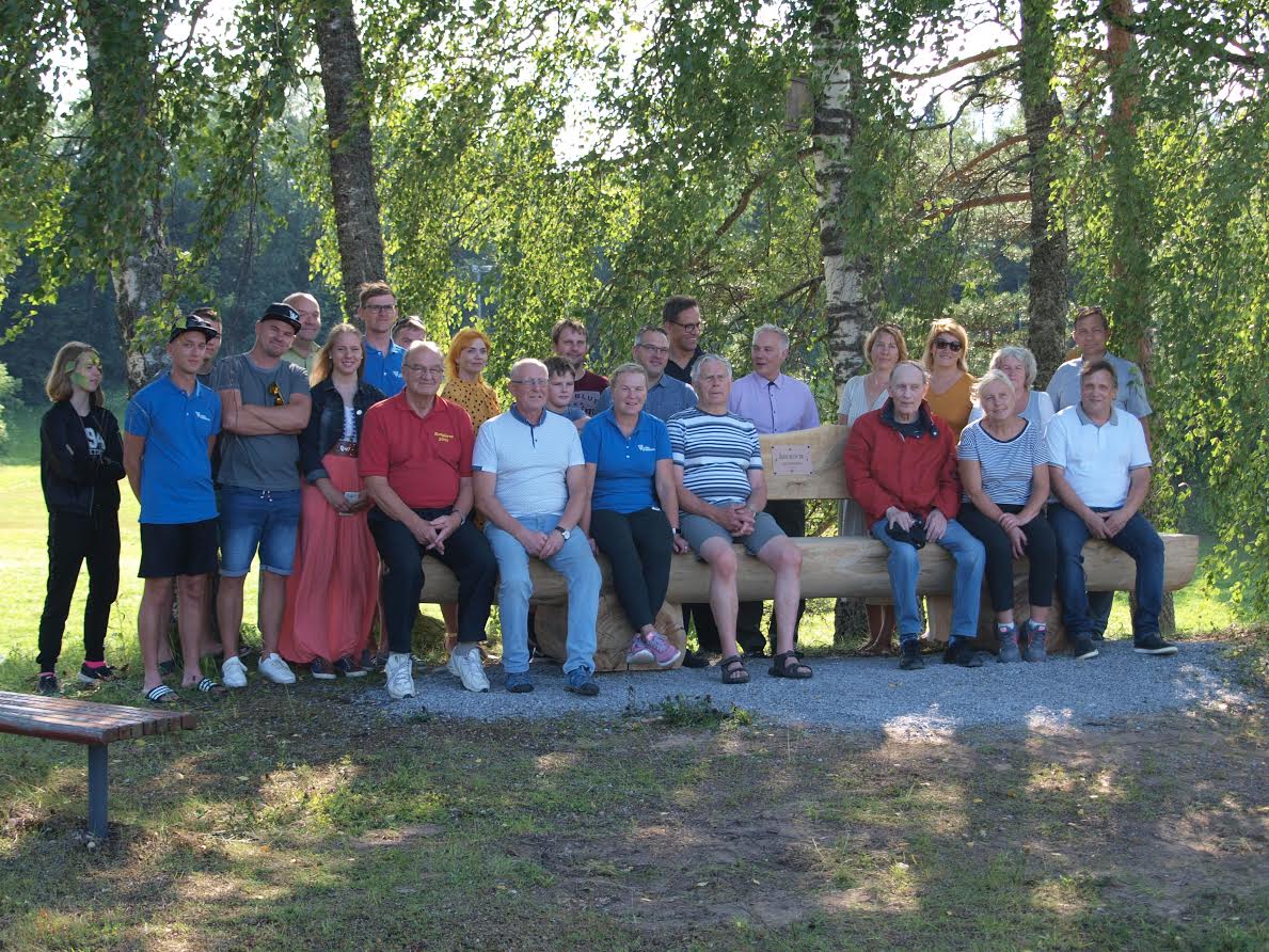Harri Neeme mälestuspingi avamisele olid tulnud sõbrad, tuttavad, endised kolleegid ning Haanja puhke- ja spordikeskuse esindajad, Võru spordikooli suusatreenerid ja juhid ning praegused Võrumaa spordielu edendajad. Esireas pingil istuvad teiste hulgas teenekad Võrumaa suusatreenerid ja spordiinimesed Ants Joonas (vasakult neljas) ja Laur Lukin (paremalt kolmas). Fotod: HELERI LAKUR