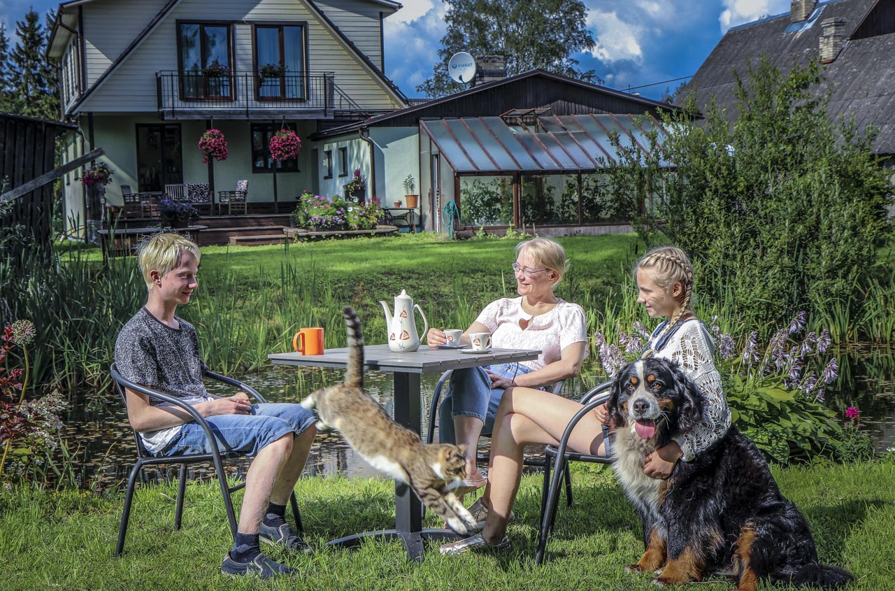 Jaama tänava koduaia kontsertide põhiline korraldustiim koos. Perepoeg Kert, ema Karmen, tütar Ketter, kass Killu ja koer Paula istuvad parasjagu tiigi teisel kaldal ja panevad kontserdiplaane paika. Taamal paistab lava-terrass, kus kolmel aastal esinenud Öösorr, Kristiina Ehin, Silver Sepp, Brigita Murutar ja Paul Neitsov. Foto: AIGAR NAGEL Jaama tänava koduaia kontsertide põhiline korraldustiim koos. Perepoeg Kert, ema Karmen, tütar Ketter, kass Killu ja koer Paula istuvad parasjagu tiigi teisel kaldal ja panevad kontserdiplaane paika. Taamal paistab lava-terrass, kus kolmel aastal esinenud Öösorr, Kristiina Ehin, Silver Sepp, Brigita Murutar ja Paul Neitsov. Foto: AIGAR NAGEL