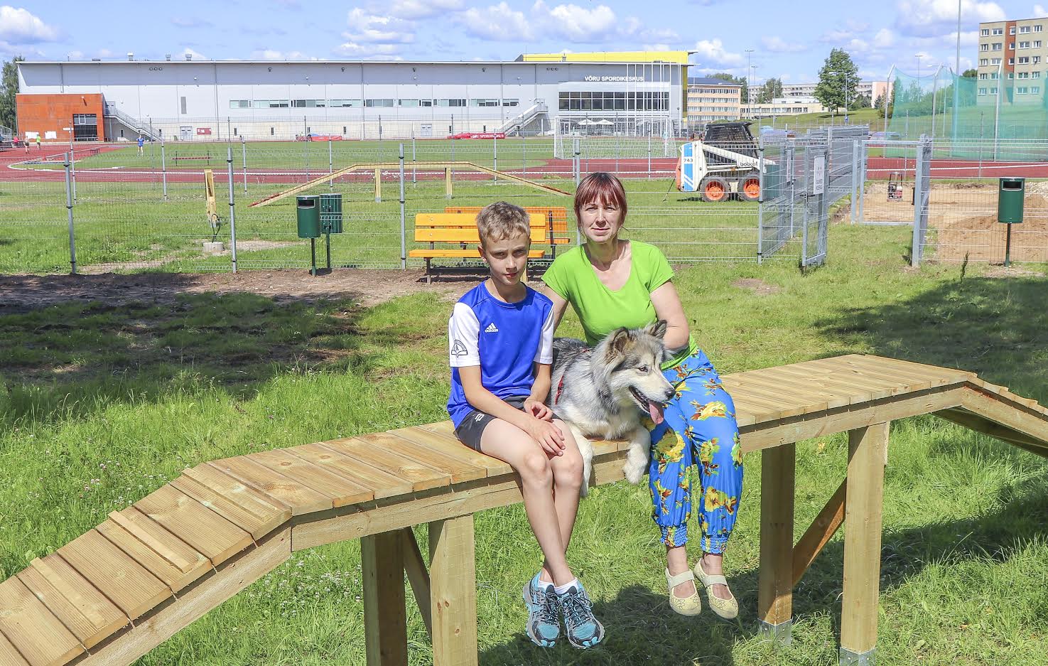 Võrukas Rico Pedras koos ema Merlega sai pere lemmiku Sara tuua fotosessiooni ajaks ametlikult avamata väljakule värskeid lõhnu nuusutama ja takistustel end proovile panema. Kuu lõpus avada plaanitav väljak on praegu külastajatele veel suletud. Esialgu jääb väljak avatuks ööpäev läbi, kuid probleemide tekkimise korral kaalutakse öiseks ajaks sulgemist. Väljakut külastavad loomaomanikud peavad oma lemmiku käitumist jälgima ja ohu korral kohe reageerima. Foto: AIGAR NAGEL Võrukas Rico Pedras koos ema Merlega sai pere lemmiku Sara tuua fotosessiooni ajaks ametlikult avamata väljakule värskeid lõhnu nuusutama ja takistustel end proovile panema. Kuu lõpus avada plaanitav väljak on praegu külastajatele veel suletud. Esialgu jääb väljak avatuks ööpäev läbi, kuid probleemide tekkimise korral kaalutakse öiseks ajaks sulgemist. Väljakut külastavad loomaomanikud peavad oma lemmiku käitumist jälgima ja ohu korral kohe reageerima. Foto: AIGAR NAGEL