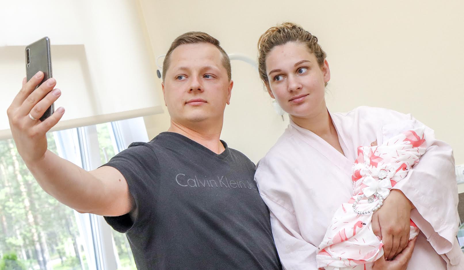 Lõuna-Eesti haiglas ilmavalgust näinud pisikene Ariela naudib Valgamaalt kohale sõitnud ema Joanna ja isa Dmitri ning personali hoolitsust täiel rinnal. FOTO: Aigar Nagel Lõuna-Eesti haiglas ilmavalgust näinud pisikene Ariela naudib Valgamaalt kohale sõitnud ema Joanna ja isa Dmitri ning personali hoolitsust täiel rinnal. FOTO: Aigar Nagel