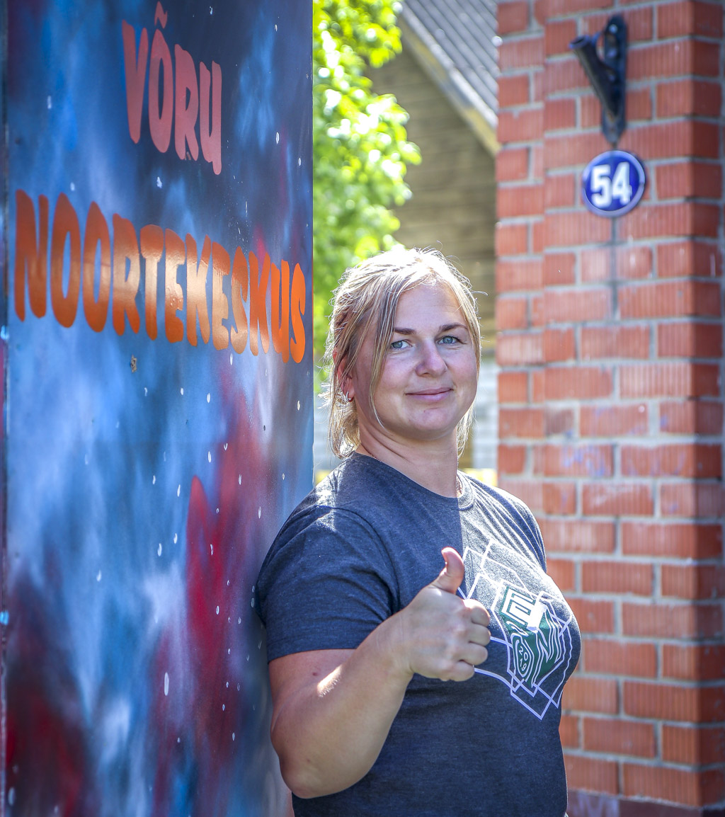 Võru noortekeskuse tegevjuht Maivi Liiskmann ootab hoolimata konkursi lõpptähtaja saabumisest uusi ja põnevaid kavandeid, et Võru noortekeskus saaks endale päris oma lipu. Foto: AIGAR NAGEL
