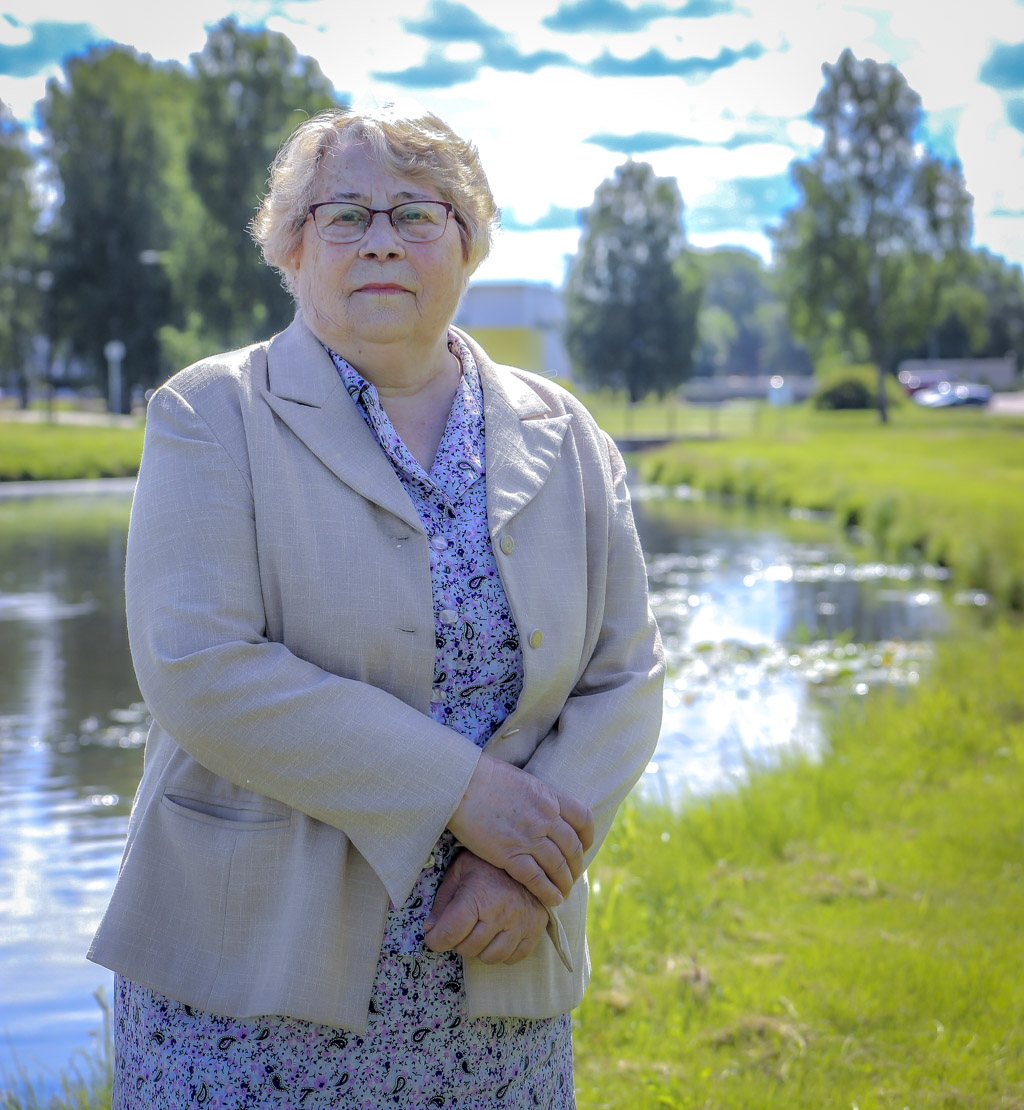 Viiskümmend aastat õpetajaametit pidanud Malle-Hedi Henning peab eluõnne valemiks rahulikkust ja mõõdukust, mis aitab tüli korral aja maha võtta. Foto: AIGAR NAGEL
