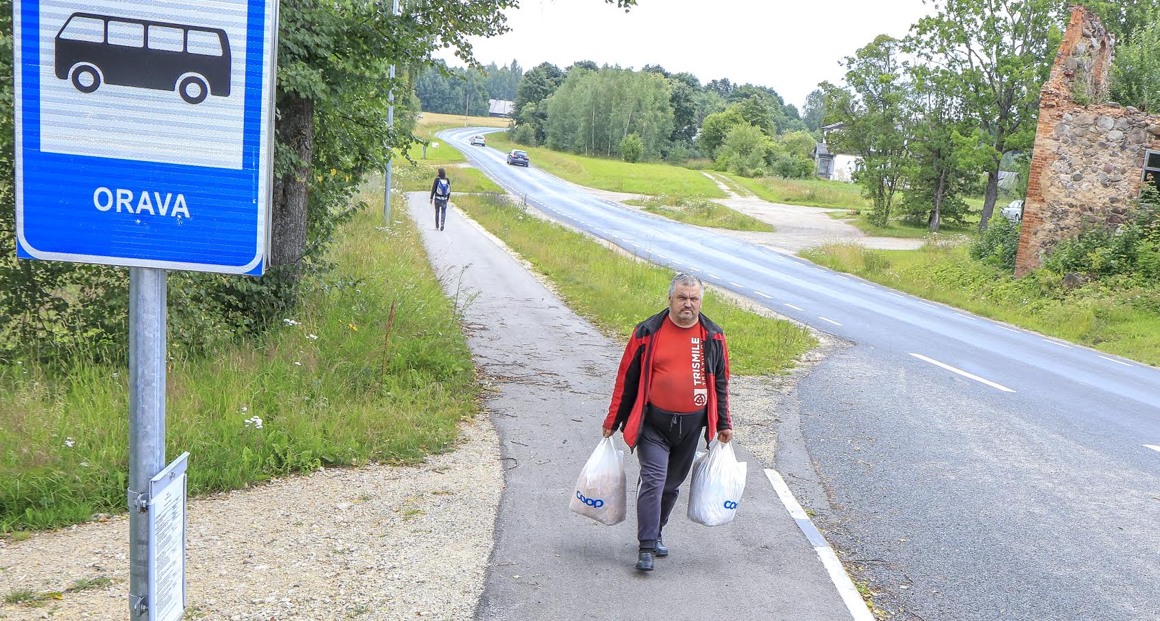 Meelis Prosso tuli möödunud neljapäeval metsast välja 18 kilogrammi seentega. Enne kui ta jõudis oma seened kokkuostjale üle anda, ostsid kohalikud tema käest ära vähemalt paar kilo kukeseeni. Foto: AIGAR NAGEL