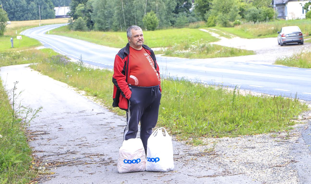 Meelis Prosso tuli möödunud neljapäeval metsast välja 18 kilogrammi seentega. Enne kui ta jõudis oma seened kokkuostjale üle anda, ostsid kohalikud tema käest ära vähemalt paar kilo kukeseeni. Foto: AIGAR NAGEL