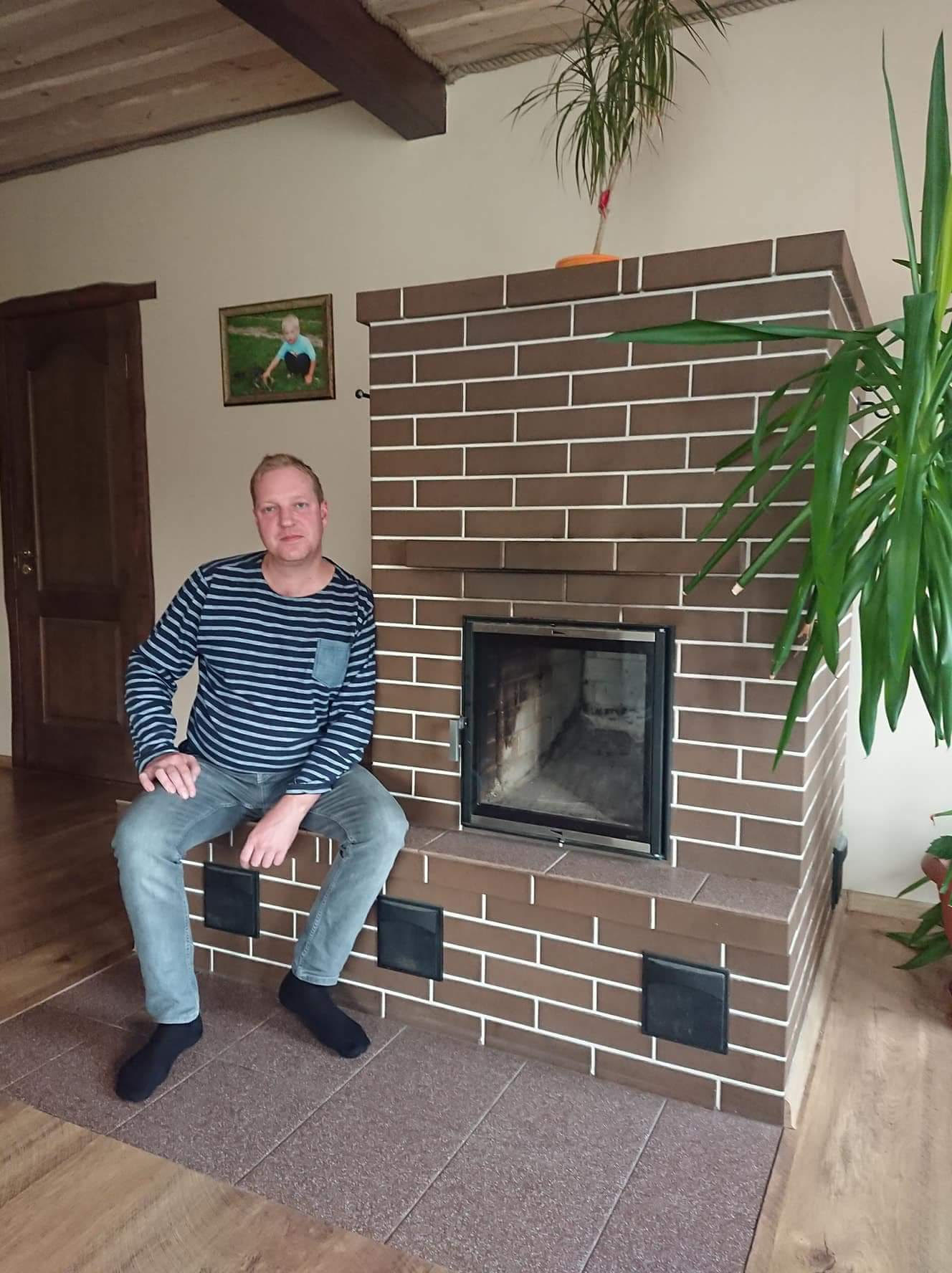 OÜ Küttekolle pottseppmeister Rain Varik usub, et meistri parimaks visiitkaardiks on kõrge kasuteguriga ja tuleohutusstandardeid järgivad küttekolded, millel on ka silmailu pakkuv välisilme. Foto: BRETT KOEMETS