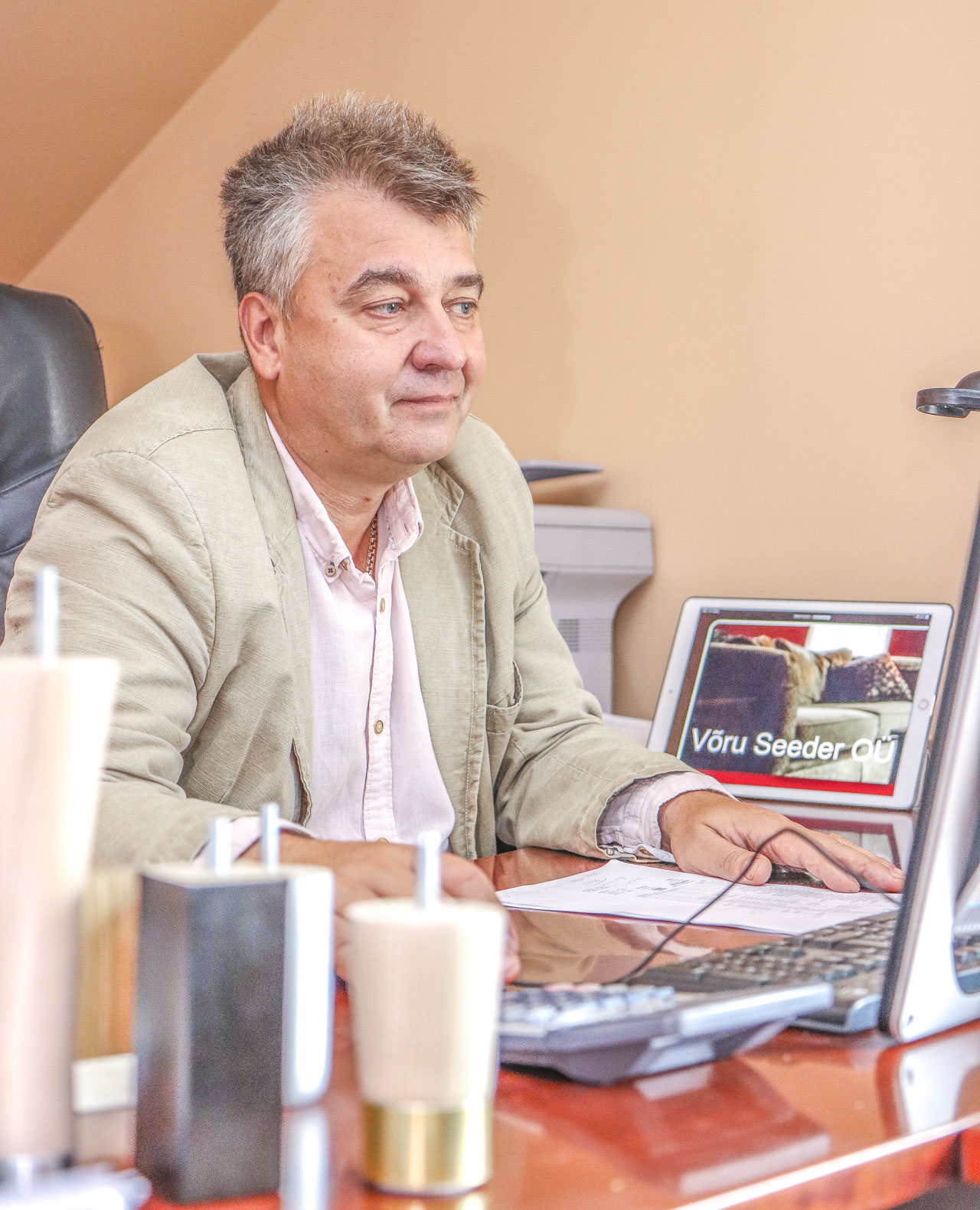Mööblifirma OÜ Võru Seeder juht Oleg Udodov soovib südamelähedase äriga edasi tegeleda, kuid 1300eurone palgasurve pressib kõvasti peale. Foto: AIGAR NAGEL
