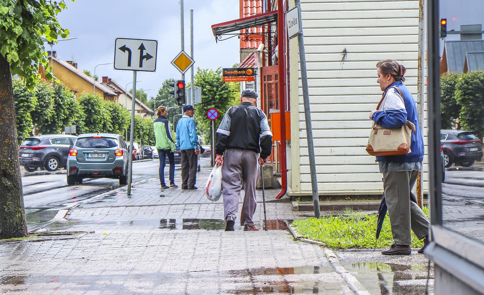 Peamiselt kimbutab aeglaseks ja kohmakaks muutev pearinglus inimesi vanemas eas, kuid ka noored on aeg-ajalt sama murega hädas. Foto: AIGAR NAGEL