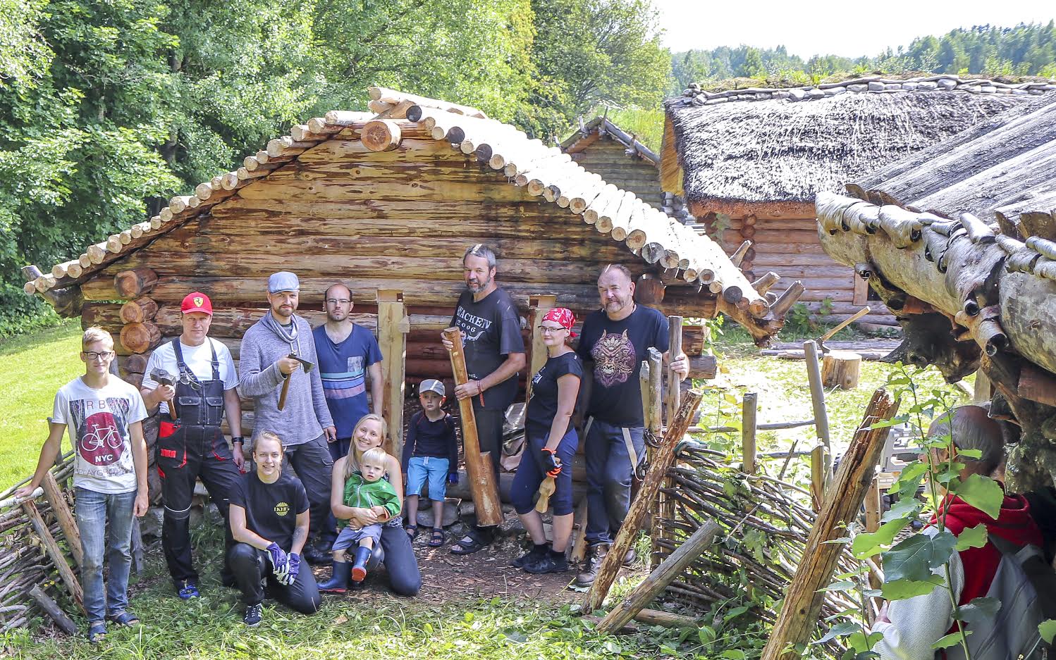 Toimetusel õnnestus kõik asjaosalised korraks ühe pildi peale saada, sest palkmaja ehitus ei tohtinud seisma jääda. Pärast pildistamist said kõik oma töödele tagasi asuda. Tänavusest eksperimentaal-arheoloogilisest suvekoolist võtsid osa nii Tallinna ülikooli tudengid kui ka muinasajahuvilised. Foto: AIGAR NAGEL