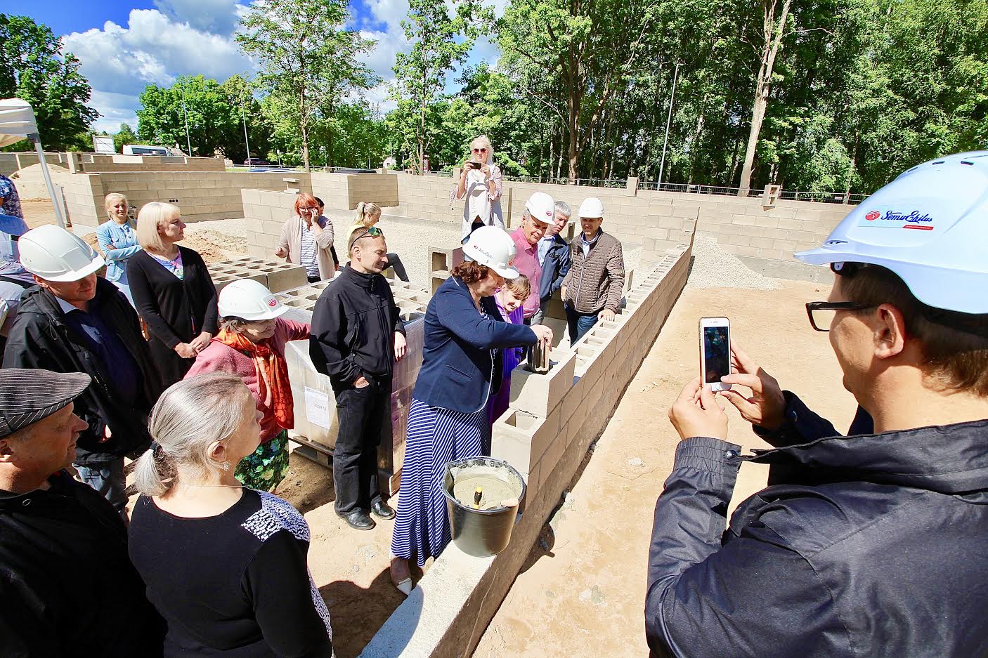 Kell 12.23 asetas kapsli seina sisse Lõuna-Eesti haigla juhatuse liige Külli Raup (keskel), pilti teeb objektijuht Kaimar Siidra (paremal). Fotod: KALEV ANNOM