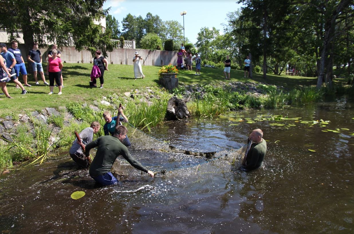 Traditsiooniline kuuritsapüügivõistlus tõi kalapüügihuvilised Viitinasse FOTO: Birgit Bettai