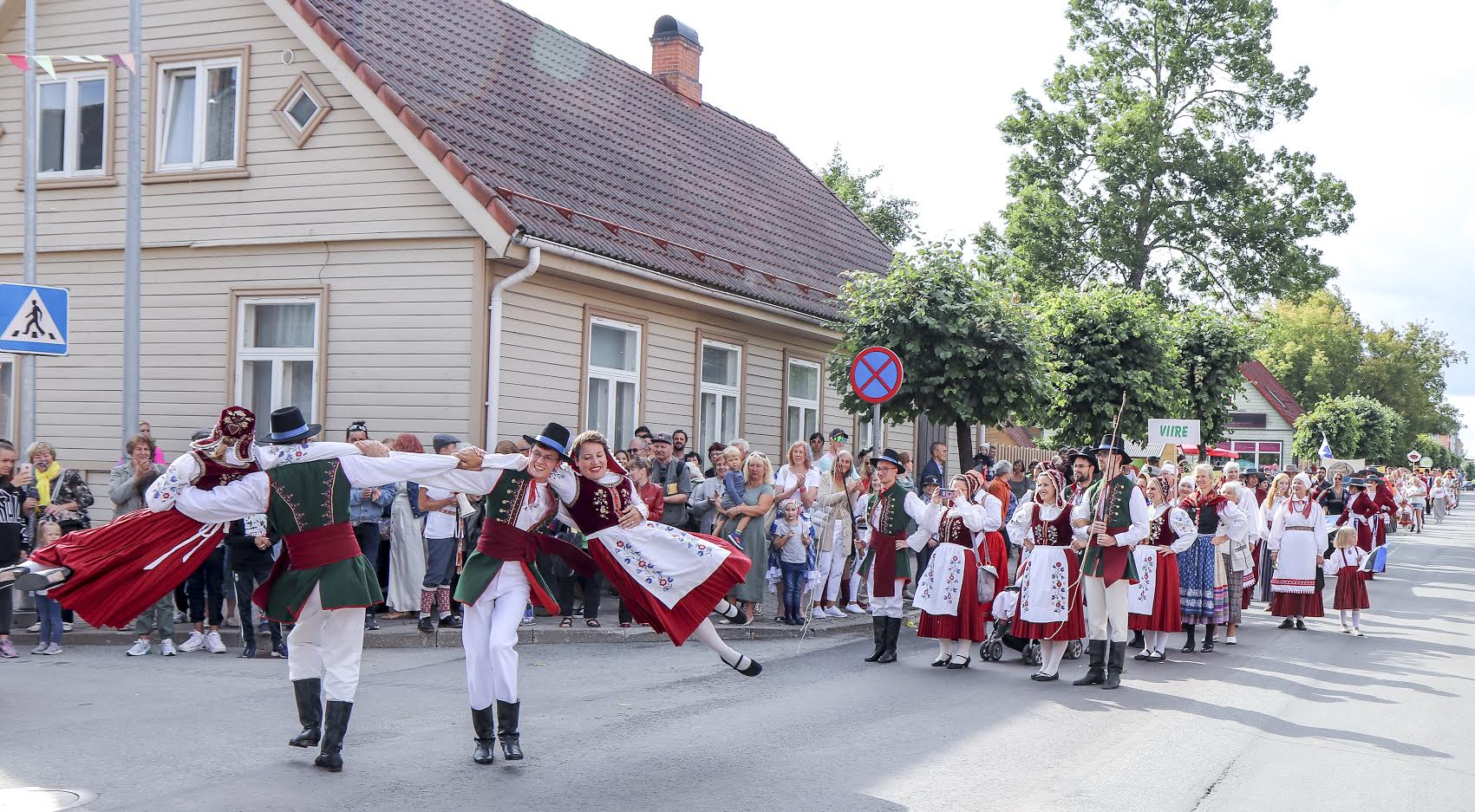 Võru pärimustantsu festivali avarongkäik tõmbas pilke nii värvikireva riietuse kui ka lõbusate tantsuetteastetega. Foto: AIGAR NAGEL