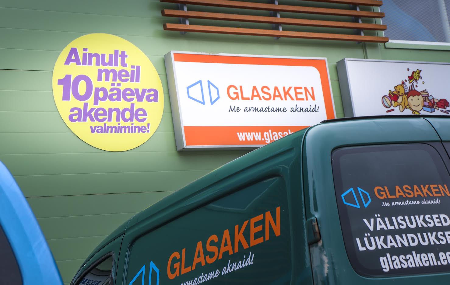 Glasaken pakub võrukatele akna ostmise ja paigalduse võimalust, mis käesoleva juhtumi valguses on ülimalt pikalt venima jäänud. Foto: AIGAR NAGEL