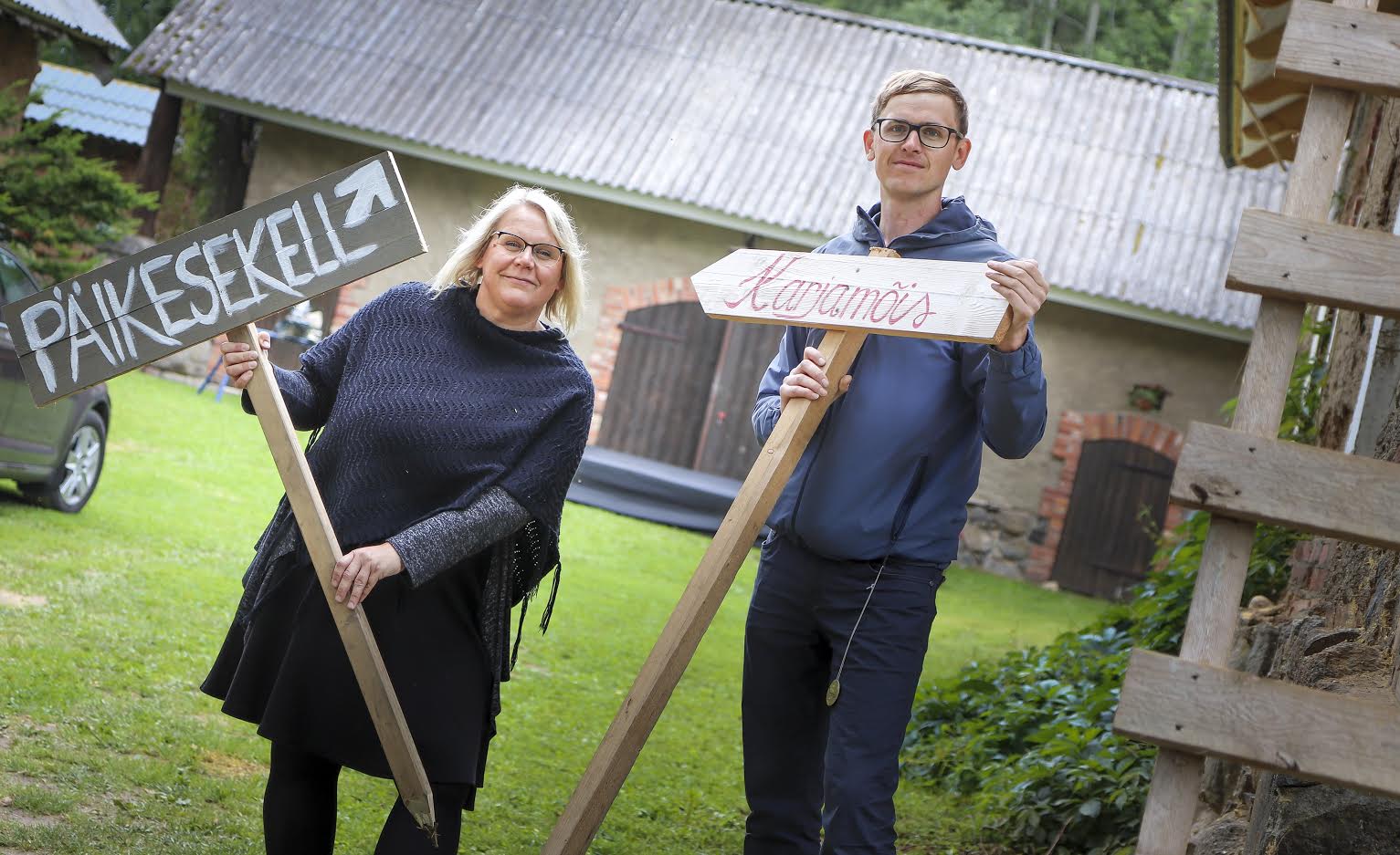 MTÜ Plaani Mõis juhatuse liige Kerli Kõiv ja mõisahärra Karel Saarna kolmapäeval Plaani karjamõisas õhtuseks ülesasteks viimaseid ettevalmistusi tegemas. Foto: AIGAR NAGEL