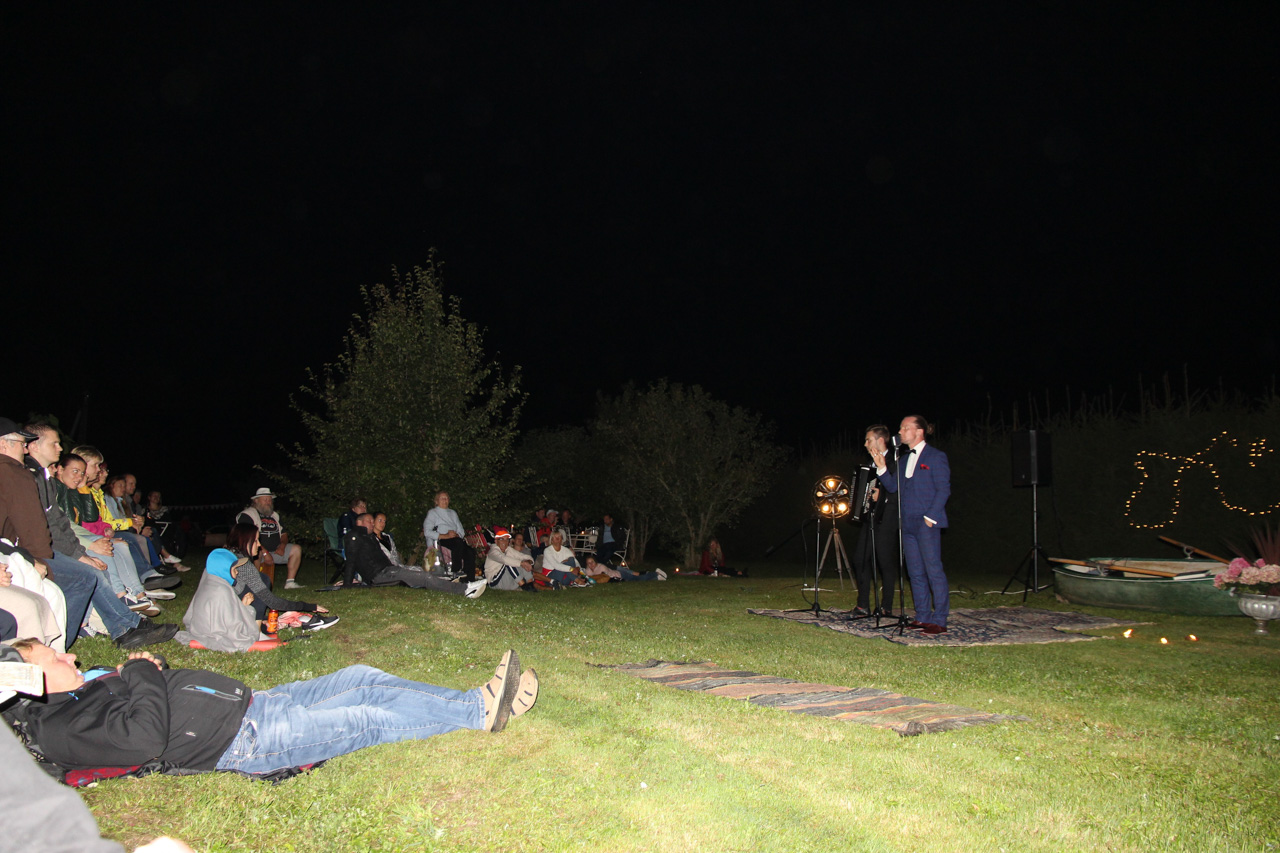 Šansoone esitasid lõkketule valgel Marek Sadama ja Martin Trudnikov. Kontsert toimus Koka talu õuel. Foto: BIRGIT PETTAI