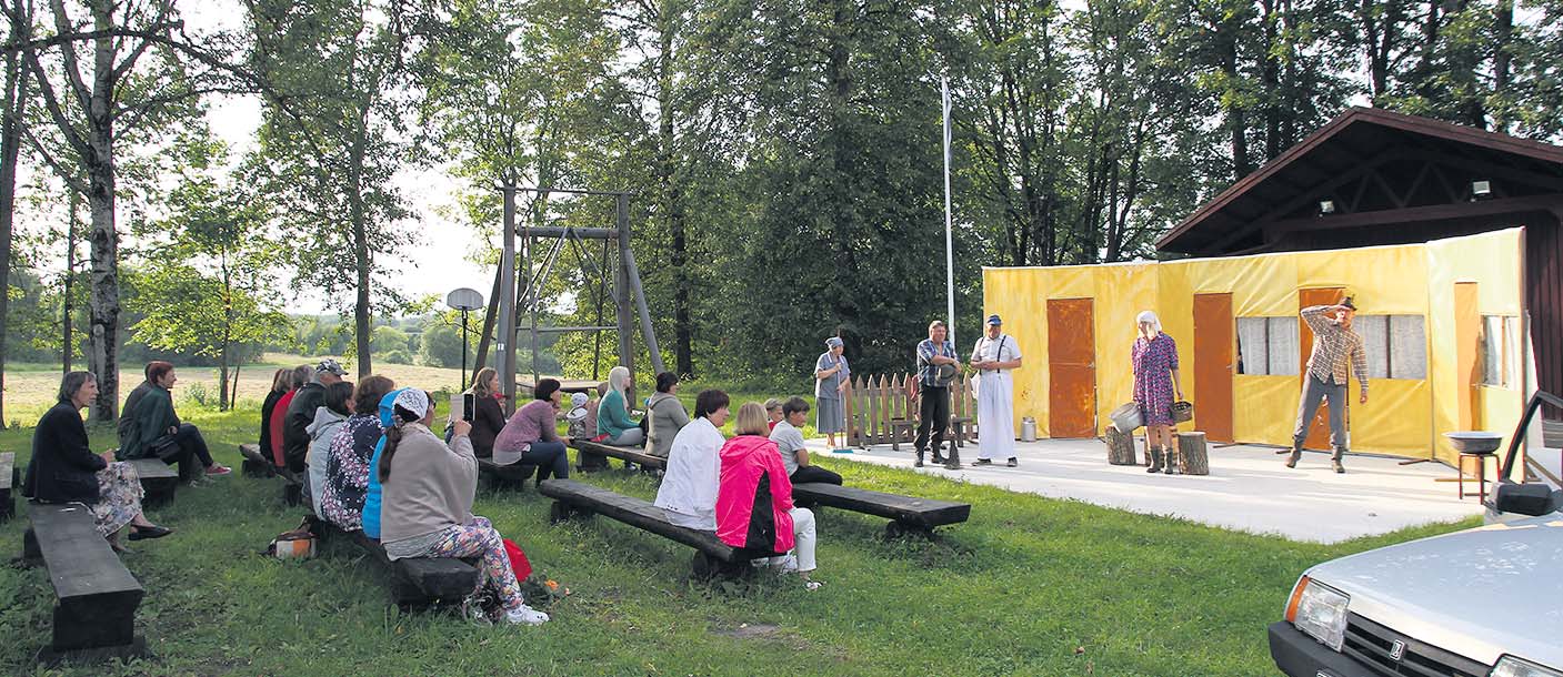 Loosi näiteringi teatrietendus „Suvitajad” Loosi mõisapargis.