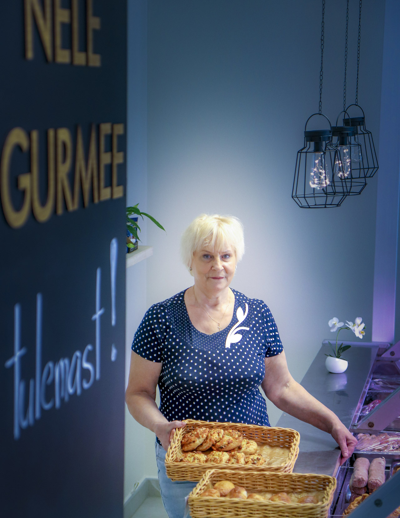 Tööjuubilar Nele Pavlova peab ka võõrast inimest täitsa omaks ning kinnitab, et halvad tema juurde ei satugi – tulevad ainult head! Fotod: AIGAR NAGEL