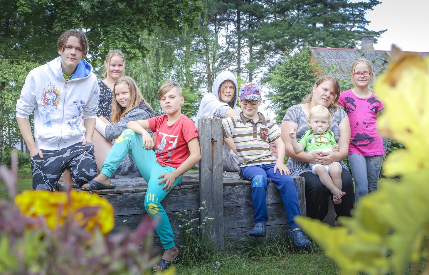 Vahvad noored ja nende hakkaja ema Pille on algavaks kooliaastaks valmis. Vasakult: Kevin, Kerstin, Keitlin, Kaur (Pille vennapoeg), Kristo, Keio, ema Pille ja Keron (ema süles), Kelli-Keiti FOTOD: Aigar Nagel