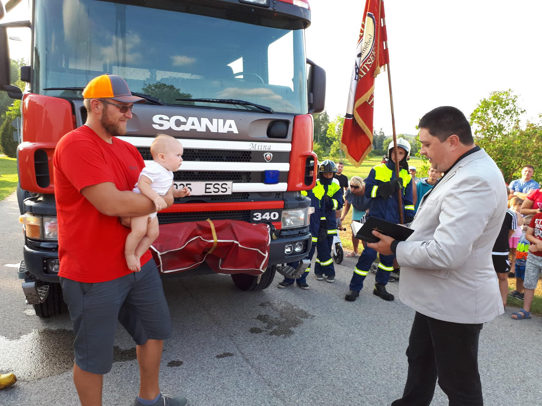 Pritsimasina sisseõnnistamine Rõuges. Pritsimees Eimari süles on pisike Miina, kelle nimi uhkele autole pandigi.