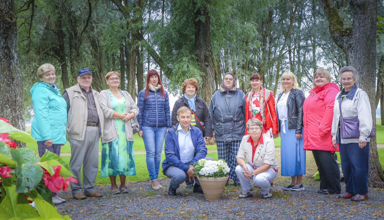 Võrumaa keskraamatukogu 110. sünnipäeva tähistati varahommikul saja hea sõna ja kümne kohvisõõmuga Võru Juudipargis. Ühispildil lugejad koos töötajatega üheskoos. Vasakult esimene Ene Sõmer, Madis Raag, Tiina Alatalo, Merle Pindis, Ere Raag, Lea Orgla, Signe Pärnaste, Tuuli Kütt, Kätlin Konks, Silvi Asu, esireas abilinnapea Sixten Sild koos Võrumaa keskraamatukogu direkori Inga Kuljusega. Foto: AIGAR NAGEL Võrumaa keskraamatukogu 110. sünnipäeva tähistati varahommikul saja hea sõna ja kümne kohvisõõmuga Võru Juudipargis. Ühispildil lugejad koos töötajatega üheskoos. Vasakult esimene Ene Sõmer, Madis Raag, Tiina Alatalo, Merle Pindis, Ere Raag, Lea Orgla, Signe Pärnaste, Tuuli Kütt, Kätlin Konks, Silvi Asu, esireas abilinnapea Sixten Sild koos Võrumaa keskraamatukogu direkori Inga Kuljusega. Foto: AIGAR NAGEL