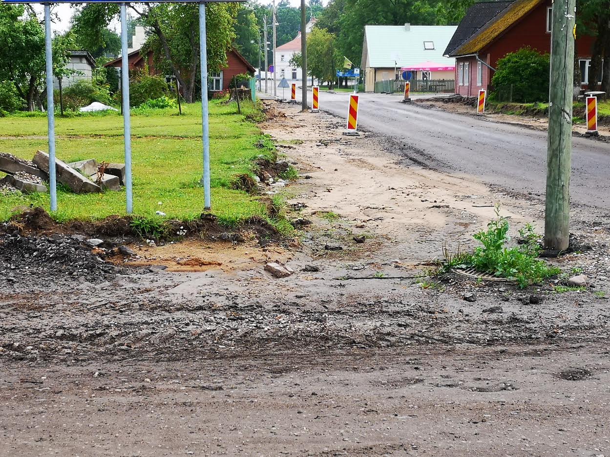 Teelõik raudteeületuskoha ja kesklinna, vallamaja vahel  FOTOD: LIana Allas