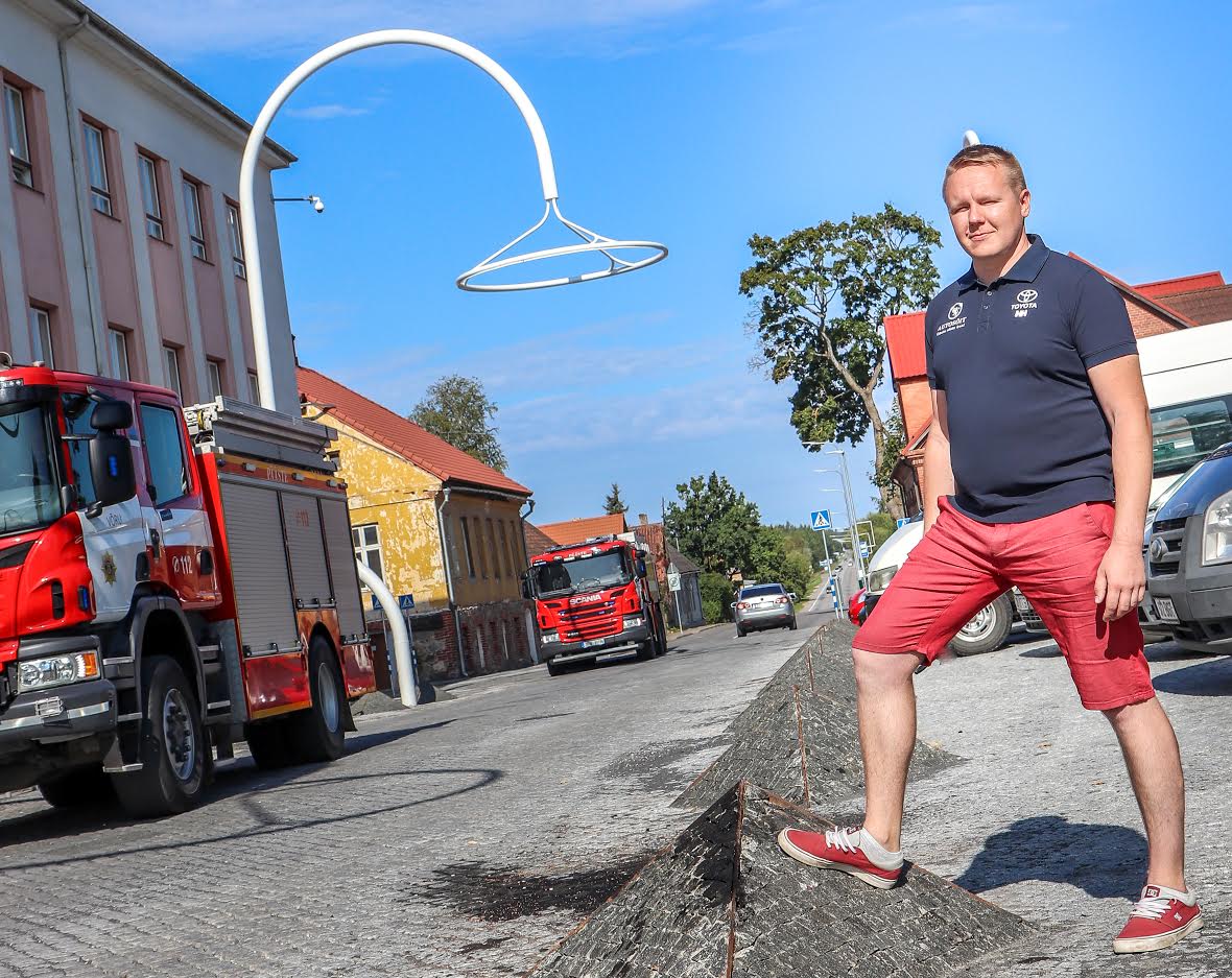 Võrus sõiduõpetajana töötav Tõnis Kattai sõnul on linna keskväljaku kontseptsiooni kõrval olulisem inimeste ohutus. Kattai nendib, et vastaval teelõigul on ohutuse suunas muudatusi kogu aeg tehtud. Näiteks ülekäigurajapostidele ja valgustile on paigaldatud helkurkleepsud, mis teevad nii jalakäijatele kui autojuhtidele märkide jälgimise lihtsamaks. Eelkõige soovitab sõiduõpetaja liikluses olla tähelepanelik ja alustade iseenda muutmist. Foto: AIGAR NAGEL