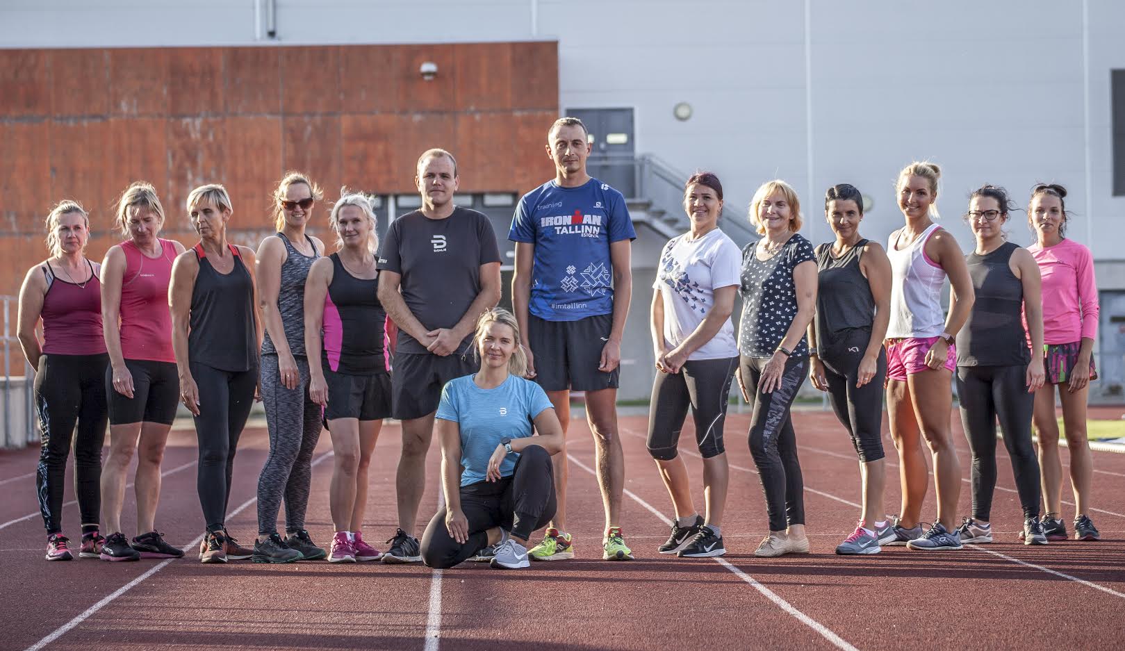 Enne esmaspäevast treeningut koguneti Võru spordikeskuse staadionile. Treeningute esimestel minutitel lisandus osalejaid järjest juurde ning liikumishuvilisi sai kokku üle paarikümne. Foto: AIGAR NAGEL