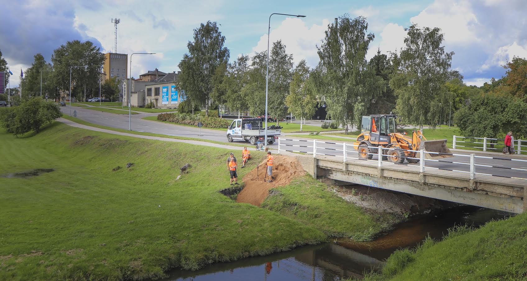 Enne ja pärast. Kolmapäeva ennelõunal alustati silla kõnniteeosa parandustöödega. Fotod: ERAKOGU, AIGAR NAGEL