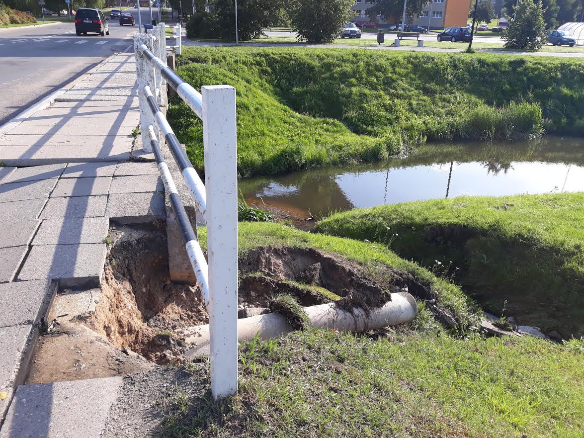 Enne ja pärast. Kolmapäeva ennelõunal alustati silla kõnniteeosa parandustöödega. Fotod: ERAKOGU, AIGAR NAGEL